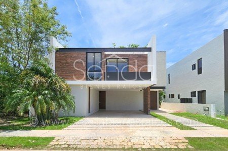 Casa en venta en el Yucatan Country Club privada Oasis de tres recamaras